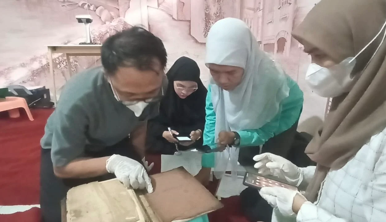 Pendataan dan identifikasi naskah kuno dari ulama kaliwungu. (edhot)
