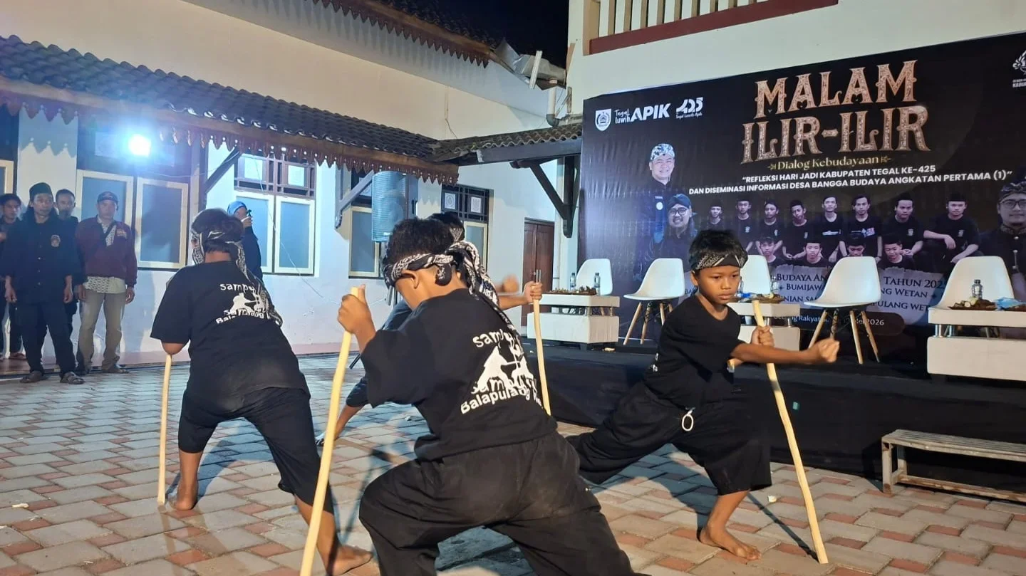 Ketua Dewan Kebudayaan Kabupaten Tegal, Ki Haryo Enthus Susmono saat refleksi Hari Jadi ke-425 Kabupaten Tegal yang diramu dalam program Malam Ilir-Ilir di pelataran Gedung Rakyat Kabupaten Tegal, pada Selasa malam, 19 Mei 2026.