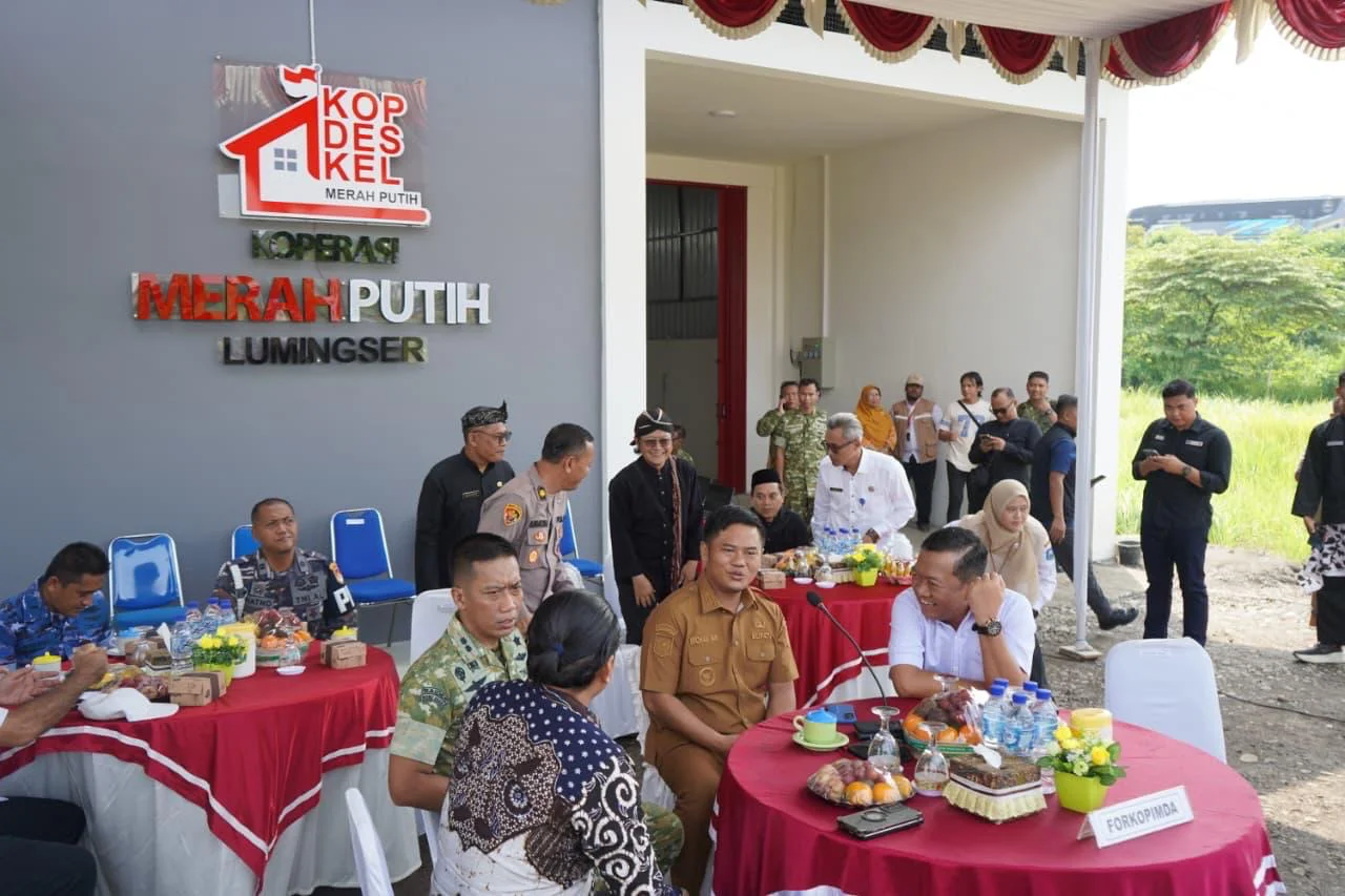 Bupati Tegal Ischak Maulana Rohman menghadiri peresmiqn Koperasi Desa/ Kelurahan Merah Putih melalui video conference dan siaran langsung YouTube di Koperasi Desa Merah Putih,  Desa Lumingser, Kecamatan Adiwerna, Sabtu, 16 Mei  2026.