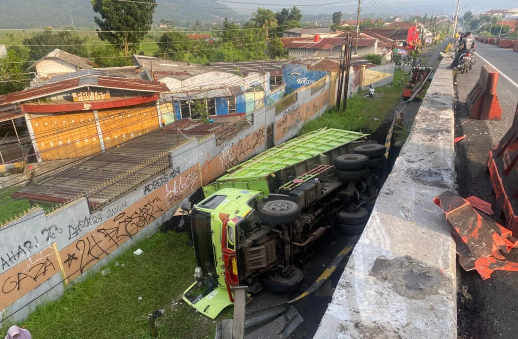 Truk bermuatan batu bara terjun bebas setelah tidak kuat nanjak di Flyover Kretek Paguyangan Brebes. 