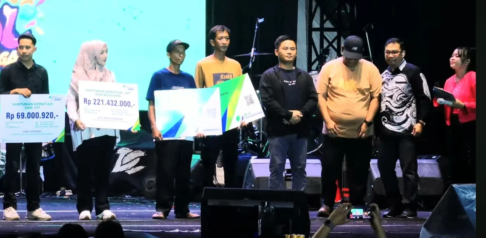 Bupati Tegal Ischak Maulana Rohman menyerahkan bantuan sosial kepada nelayan dan ahli waris peserta BPJS Ketenagakerjaan pada acara konser Hari Jadi ke- 425 Kabupaten Tegal di Lapangan Pemda Kabupaten Tegal, Sabtu , 23 Mei 2026 malam.