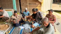 Petani Kendal Dilatih Racik Obat Hama Alami dari Jagung dan Akar Bambu