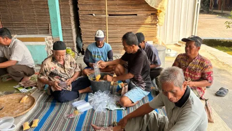 Petani Kendal Dilatih Racik Obat Hama Alami dari Jagung dan Akar Bambu