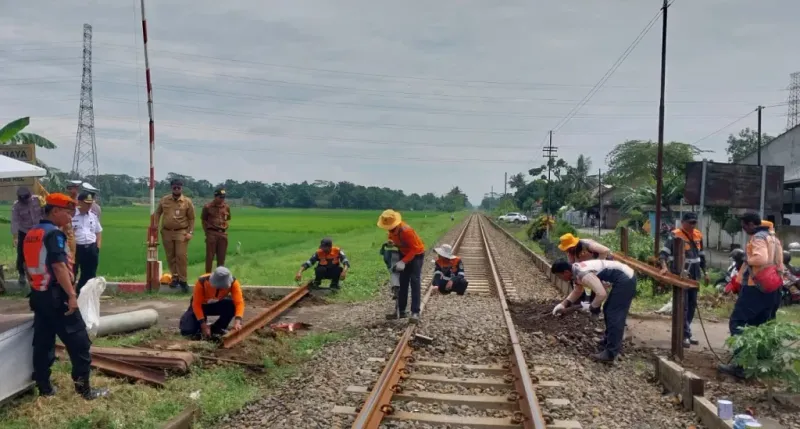 Daop 5 Purwokerto Tutup 184 Perlintasan Liar, KAI Ingatkan Bahaya yang Sering Diabaikan di Rel