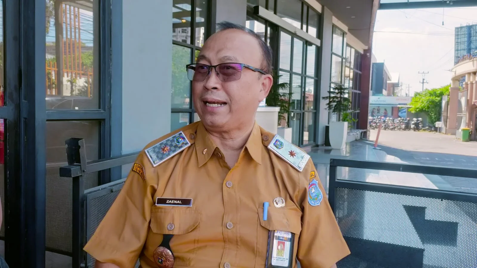 Kepala Dinas Kesehatan Kota Tegal, M Zaenal Abidin, memberikan keterangan kepada media terkait penerbitan SLHS bagi SPPG untuk program makan bergizi gratis di Premiere Hotel, Senin 18 Mei 2026.