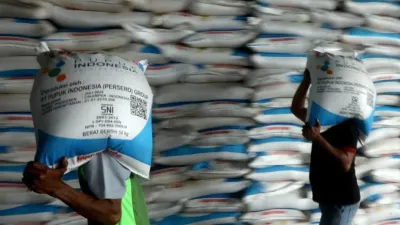 Beli Pupuk Bersubsidi Mudah, Petani di Tegal Ramai-Ramai Borong