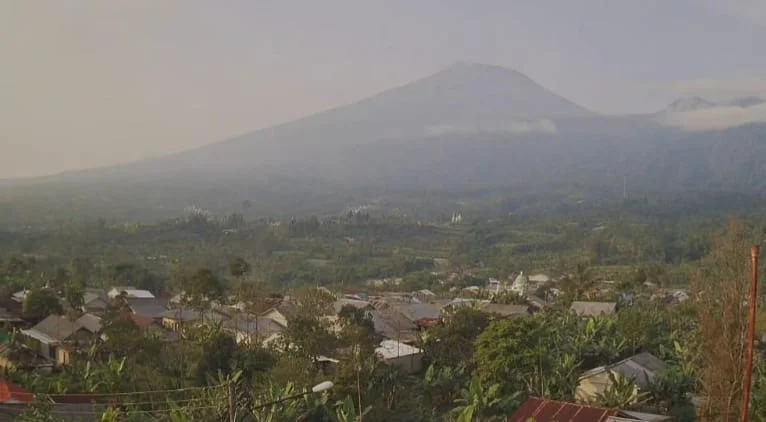 Gunung Slamet terlihat jelas dari Pos Pengamatan Gunung Slamet di Desa Gambuan, Kecamatan Pulosari, Kabupaten Pemalang, Senin 11 Mei 2026. (Dok.MAGMA Indonesia) 