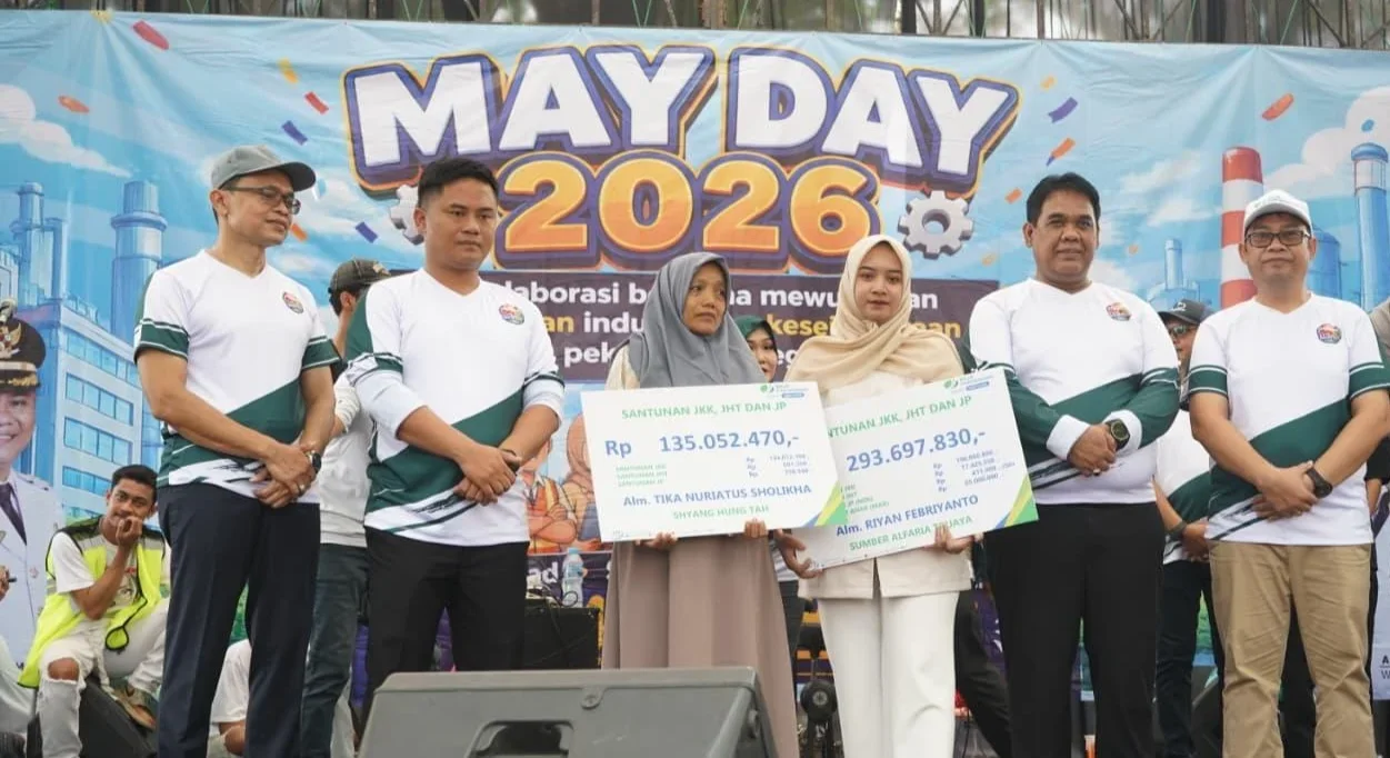 May Day 2026, Bupati Tegal Serahkan Santunan BPJS Ketenagakerjaan kepada Keluarga Pekerja