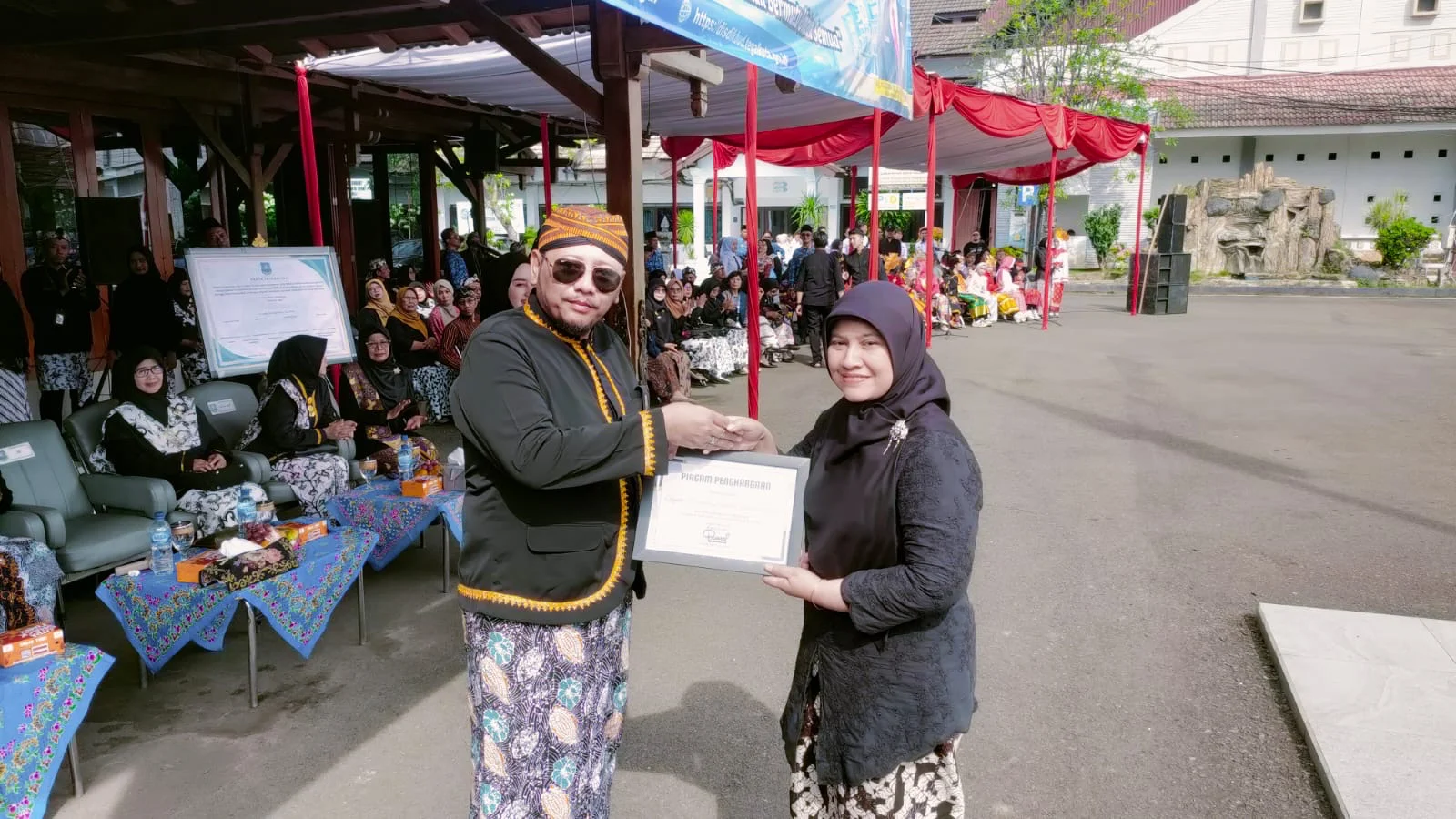 Kepala KPw BI Tegal, Bimala, menerima piagam penghargaan dari Wali Kota Tegal, Dedy Yon Supriyono, saat upacara Hardiknas di halaman Pendopo Ki Gede Sebayu, kompleks Balai Kota Tegal, Sabtu 2 Mei 2026.