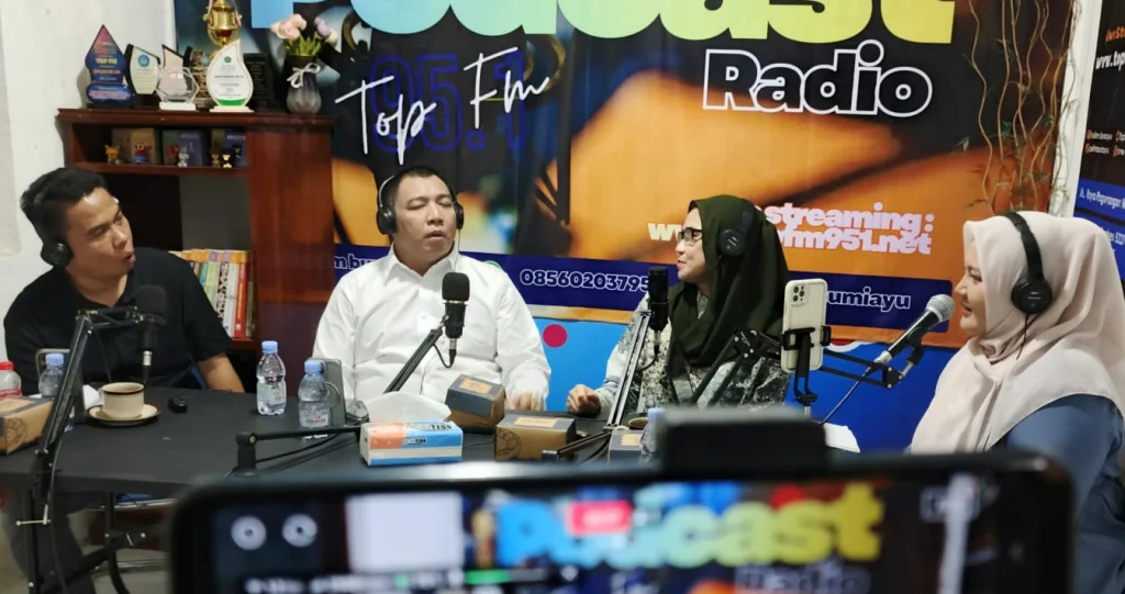 Tiga anggota DPRD Brebes bahas peran generasi muda di era digital dalam  dialog interaktif Moci Bareng Uwane di Radio Top FM Bumiayu. 