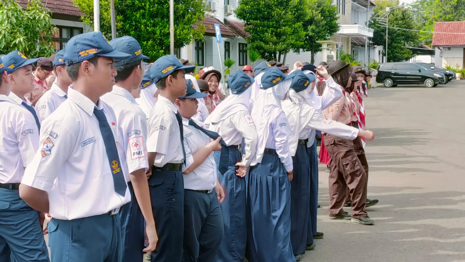 Sejumlah siswa jenjang SMP dan MTs, mengikuti upacara Hari Pendidikan Nasional di halaman Pendopo Ki Gede Sebayu, kompleks Balai Kota Tegal, 1 Mei 2026.