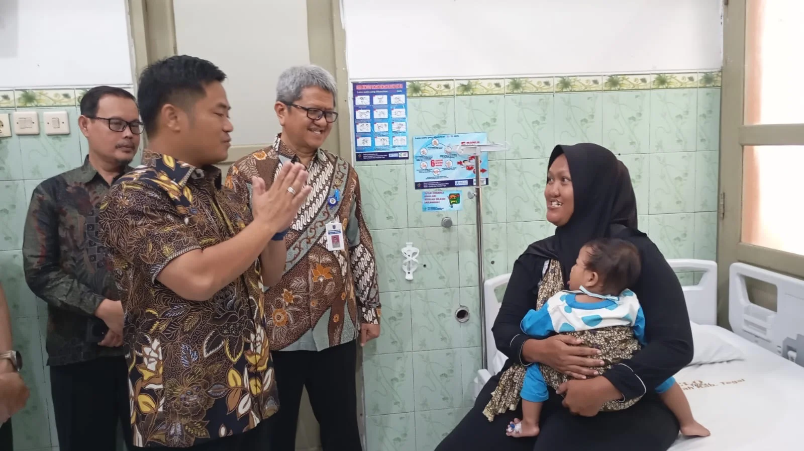 Bupati Tegal Ischak Maulana Rohman berbincang dengan orangtua anak yang akan dioperasi bibir sumbing di Aula Selatan RSUD Soeselo, Sabtu 30 Mei 2026. (Guntur)