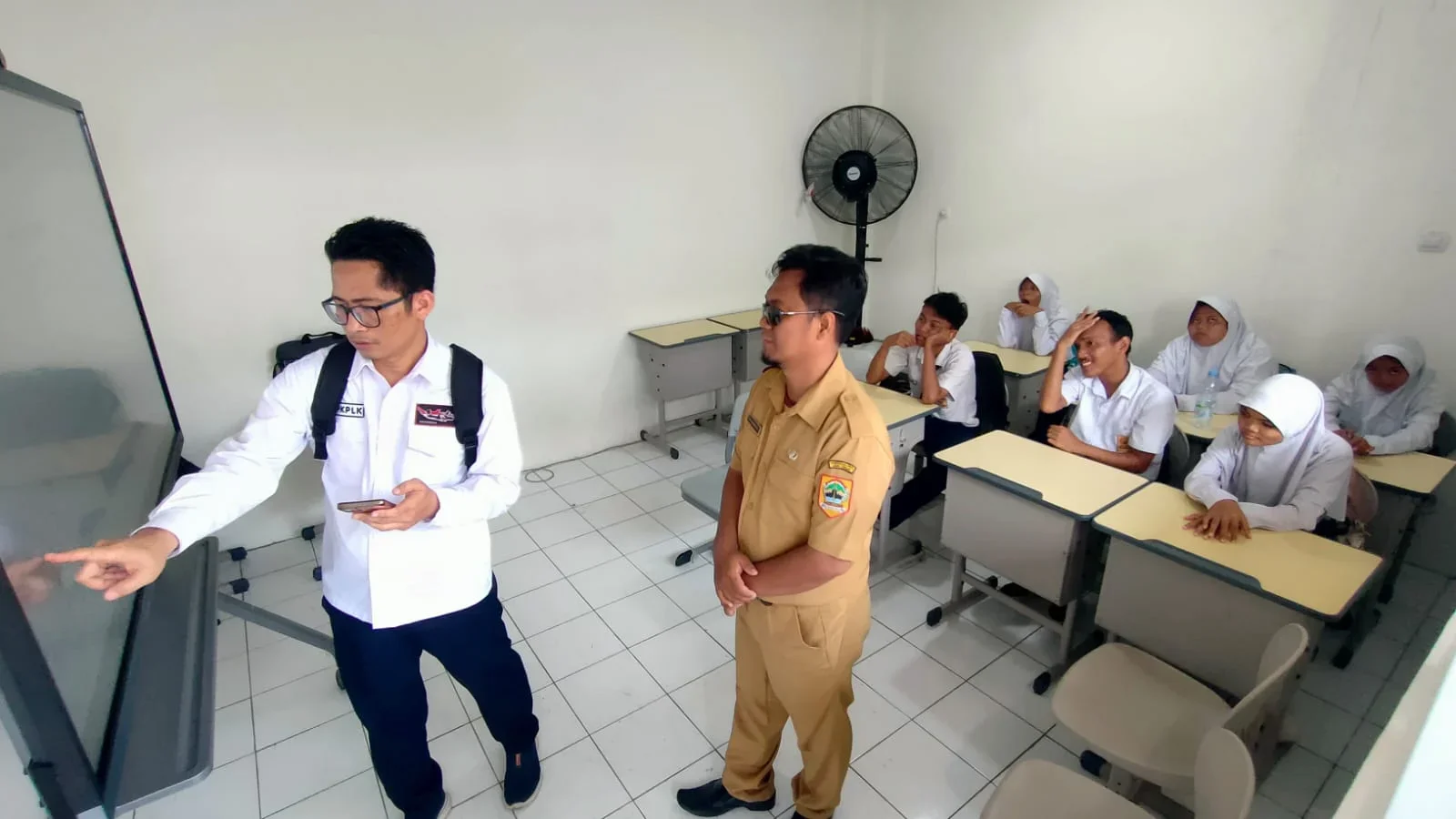 Siswa sekolah luar biasa negeri Kota Tegal, akan mengikuti pembelajaran menggunakan layar interactive flat panel atau IFP. Dok puskapik