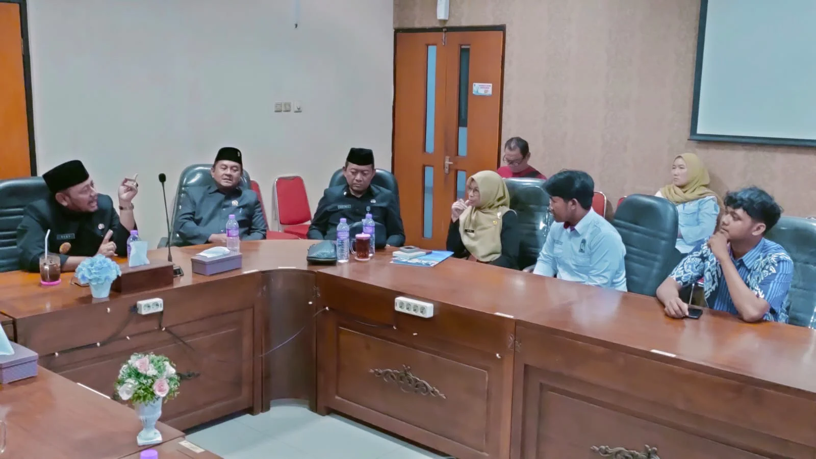 Aliansi Mahasiswa Tegal, menghadiri audiensi bersama Pemkot dan DPRD Kota Tegal di Ruang Rapat Komisi I, Rabu 6 Mei 2026.
