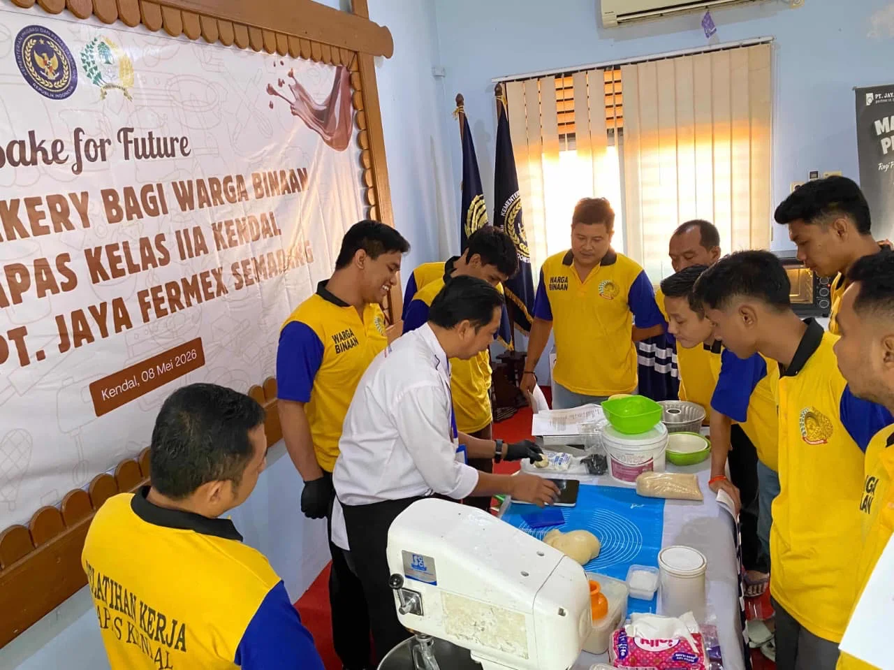 Pelatihan membuat roti untuk warga binaan Lapas Kelas IIA Kendal. (edhot)