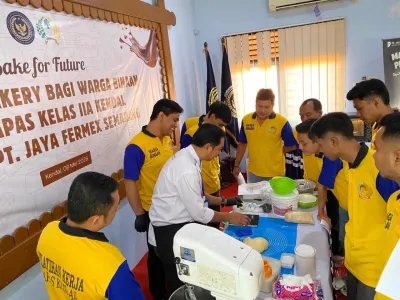 Bekal Hidup Baru, Warga Binaan Lapas Kendal Ikuti Pelatihan Membuat Roti