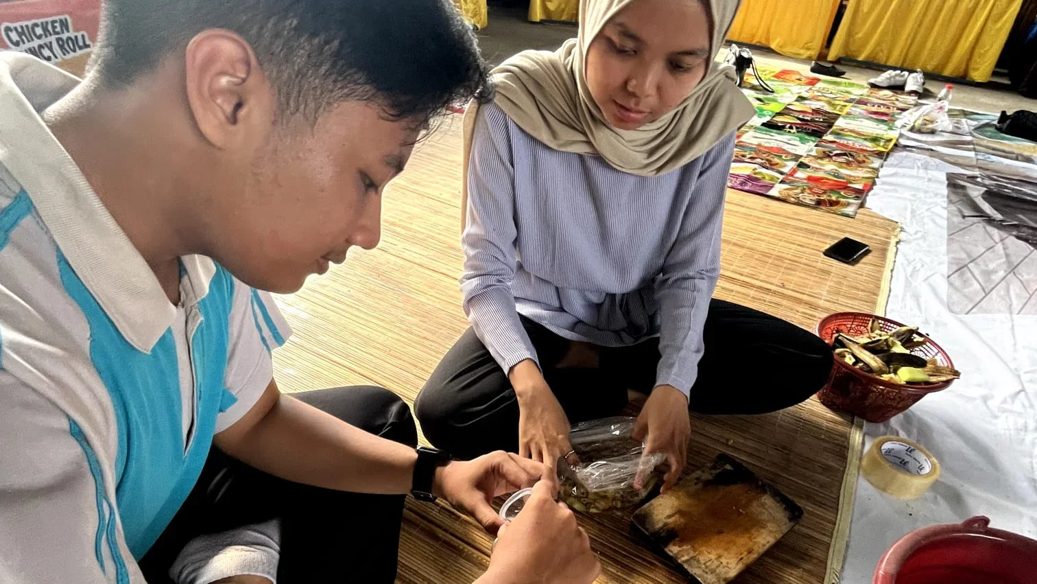 Forum Genre Tegal mengikuti workshop pembuatan eco enzym bersama Bank Sampah Mawar Biru, Kelurahan Kraton, Kamis 14 Mei 2026. Foto : istimewa