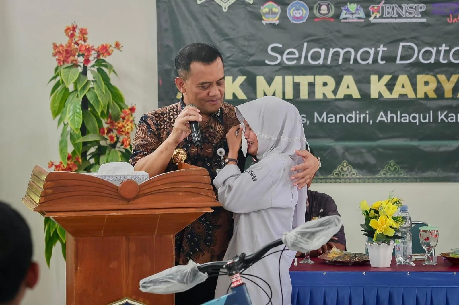 Gubernur Luthfi Peluk Siswi Miskin Brebes yang Menangis Bisa Sekolah Gratis