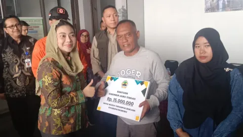 Bupati Brebes Salurkan Bantuan Rp 2,4 Miliar untuk Korban Tanah Gerak Sirampog dan Banjir Bumiayu