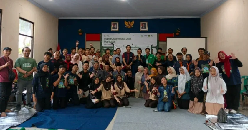 Peserta diskusi lingkungan yang digelar Jaga Rimba Indonesia berfoto bersama usai kegiatan peringatan Hari Lingkungan Hidup Sedunia 2026 di Aula Kecamatan Sirampog, Kabupaten Brebes. (FOTO DOK)