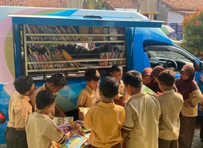 Ratusan Siswa SD Sambut Perpustakaan Keliling Goes to School di Acara Bupati Tegal Tilik Desa