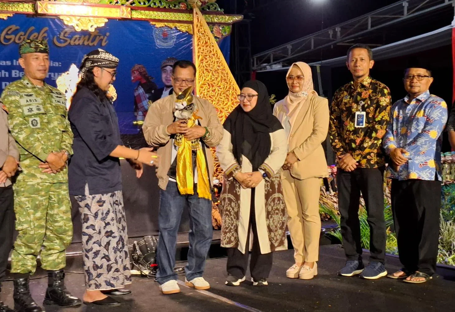 Wakil Bupati Brebes Wurja menyerahkan wayang golek ke dalang Ki Haryo Enhus Susmono.