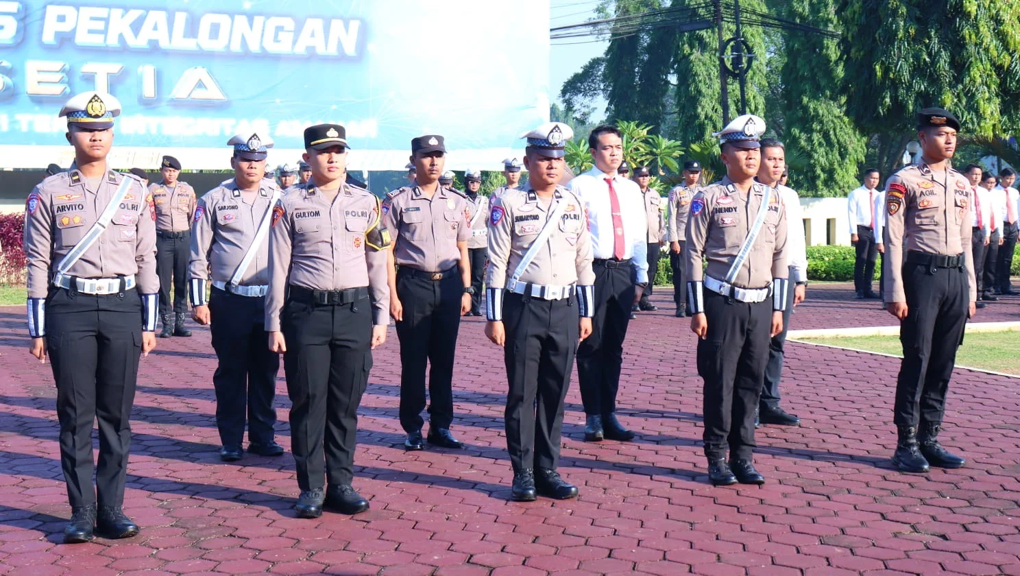 Kapolres Pekalongan Berikan Penghargaan kepada 10 Personel Berprestasi, Dorong Peningkatan Pelayanan Publik