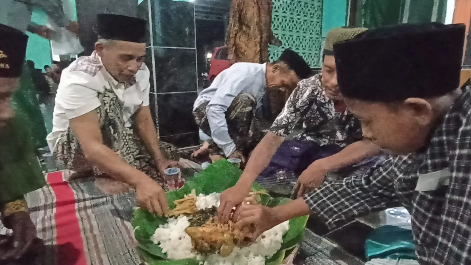 Tradisi Ingkung Warnai Malam 1 Muharam, Jamaah Padang Bulan Kendal Rajut Doa dan Kebersamaan