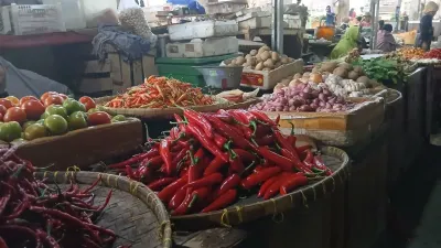 MBG Dihentikan Sementara, Harga Cabai dan Bawang di Pasar Slawi Menurun