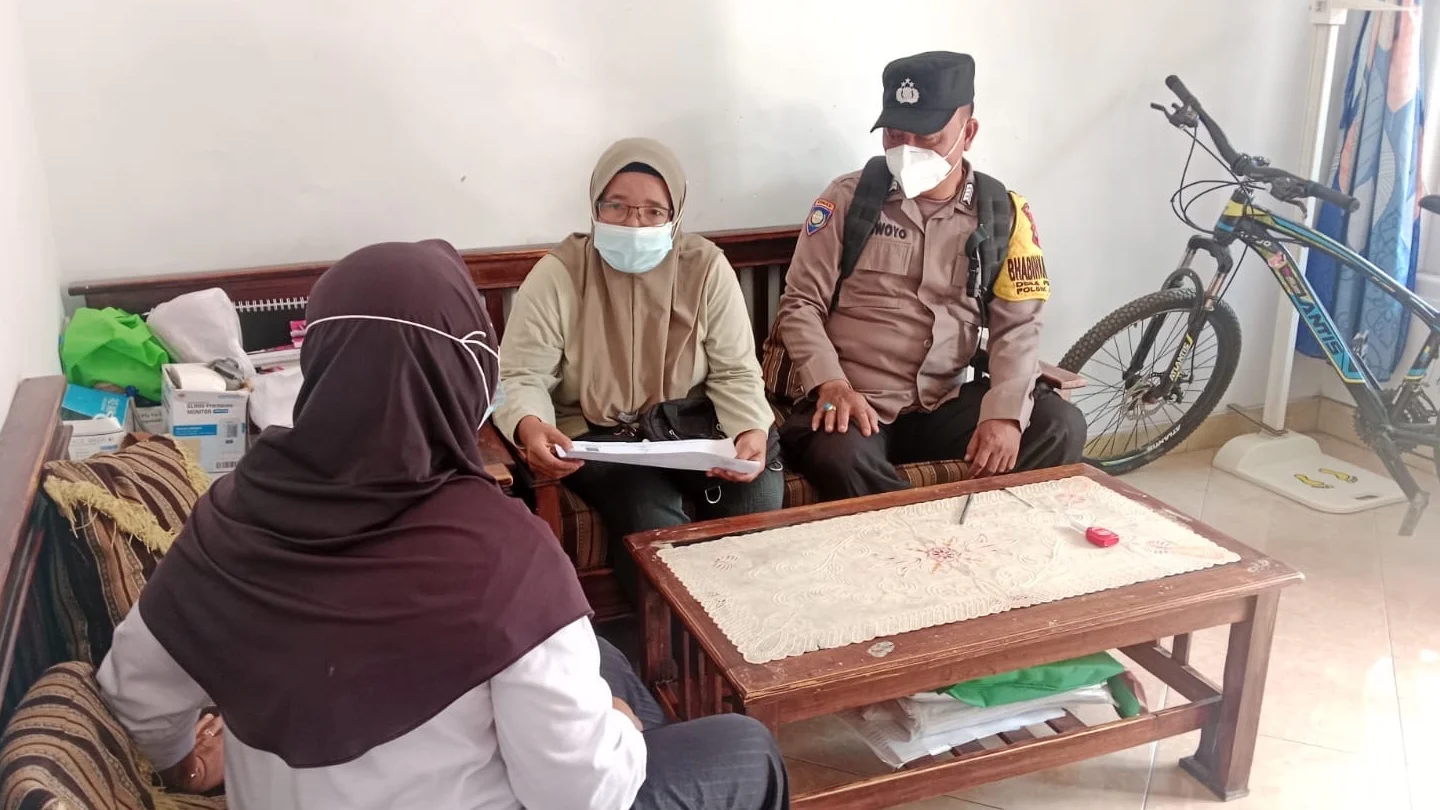 Petugas Dinas Kesehatan bersama Bhabinkamtibmas Polres Tegal melakukan kegiatan deteksi dini TB Paru kepada warga.