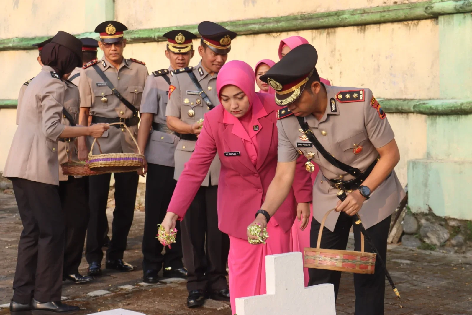 Polres Tegal Gelar Ziarah Makam Pahlawan dan Pemberian Tali Asih Warnai Hari Bhayangkara ke-80
