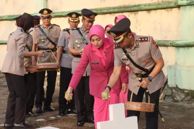 Polres Tegal Gelar Ziarah Makam Pahlawan dan Pemberian Tali Asih Warnai Hari Bhayangkara ke-80