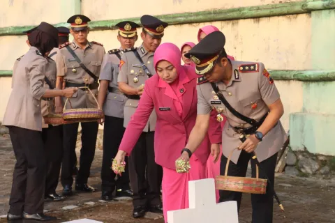 Polres Tegal Gelar Ziarah Makam Pahlawan dan Pemberian Tali Asih Warnai Hari Bhayangkara ke-80
