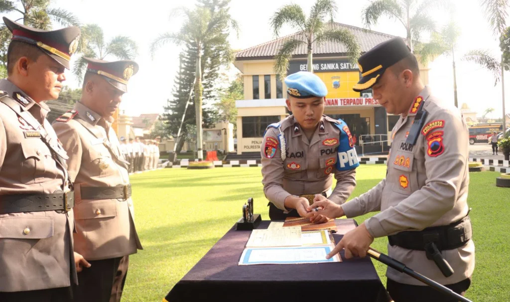 Sertijab tiga Kapolsek di lingkungan Polresta Banyumas di halaman Mapolresta Banyumas, Selasa, 2 Juni 2026. 