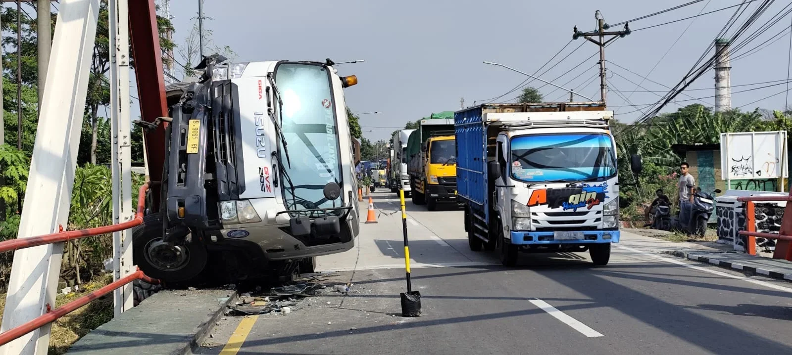 Kabin Ringsek, Truk Muatan Baja 65 Ton Nyaris Jatuh di Pantura Kendal