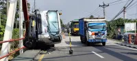 Kabin Ringsek, Truk Muatan Baja 65 Ton Nyaris Jatuh di Pantura Kendal