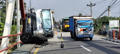 Kabin Ringsek, Truk Muatan Baja 65 Ton Nyaris Jatuh di Pantura Kendal