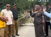 Lagi Diperbaiki, Jembatan Sungai Pedes Tegal Kembali Diterjang Banjir