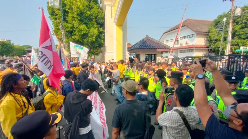 Mahasiswa Tegal Raya Demo di Balai Kota, Desak Evaluasi Kebijakan Pemerintah
