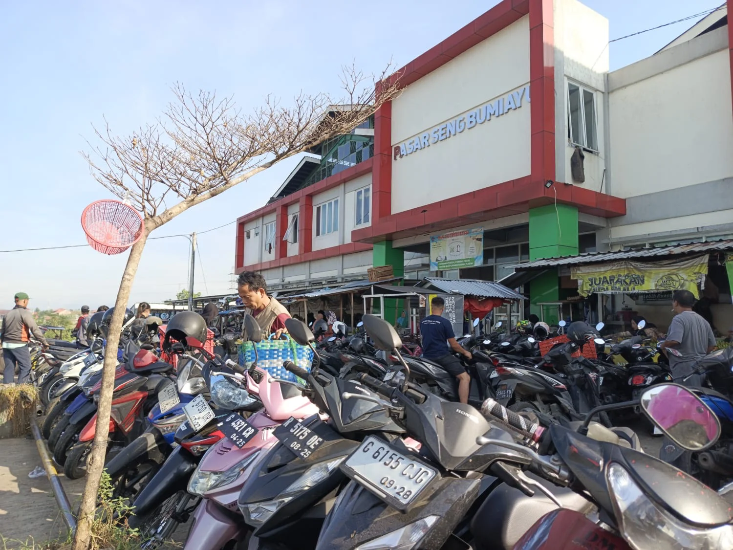 Deretan sepeda motor terparkir di area Pasar Seng Makmur Bumiayu, Kabupaten Brebes. Pengelolaan retribusi parkir di pasar tersebut direncanakan melibatkan pihak ketiga guna mengoptimalkan pendapatan daerah.