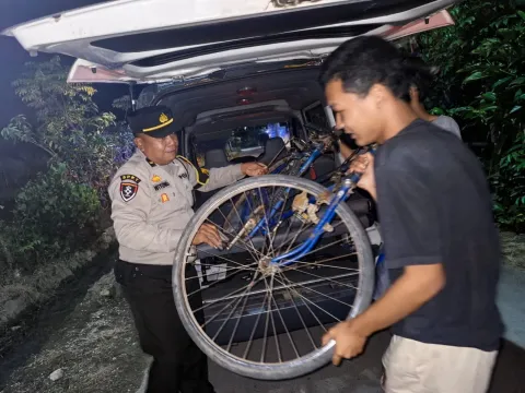Bingung Ban Sepeda Macet di Jalan, Remaja Pemalang Minta Bantuan Polisi