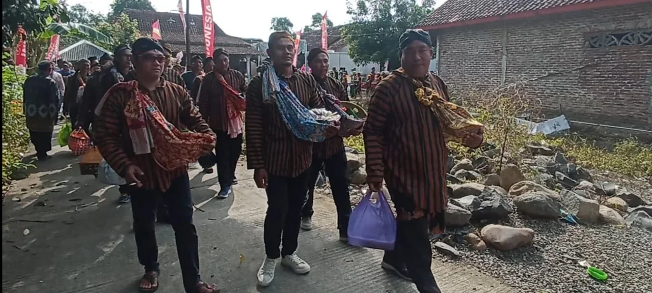 Bapak-Bapak Desa Mojo Kendal Jadi Penggendong Tumpeng dalam Tradisi Sedekah Bumi