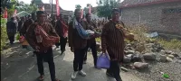 Bapak-Bapak Desa Mojo Kendal Jadi Penggendong Tumpeng dalam Tradisi Sedekah Bumi