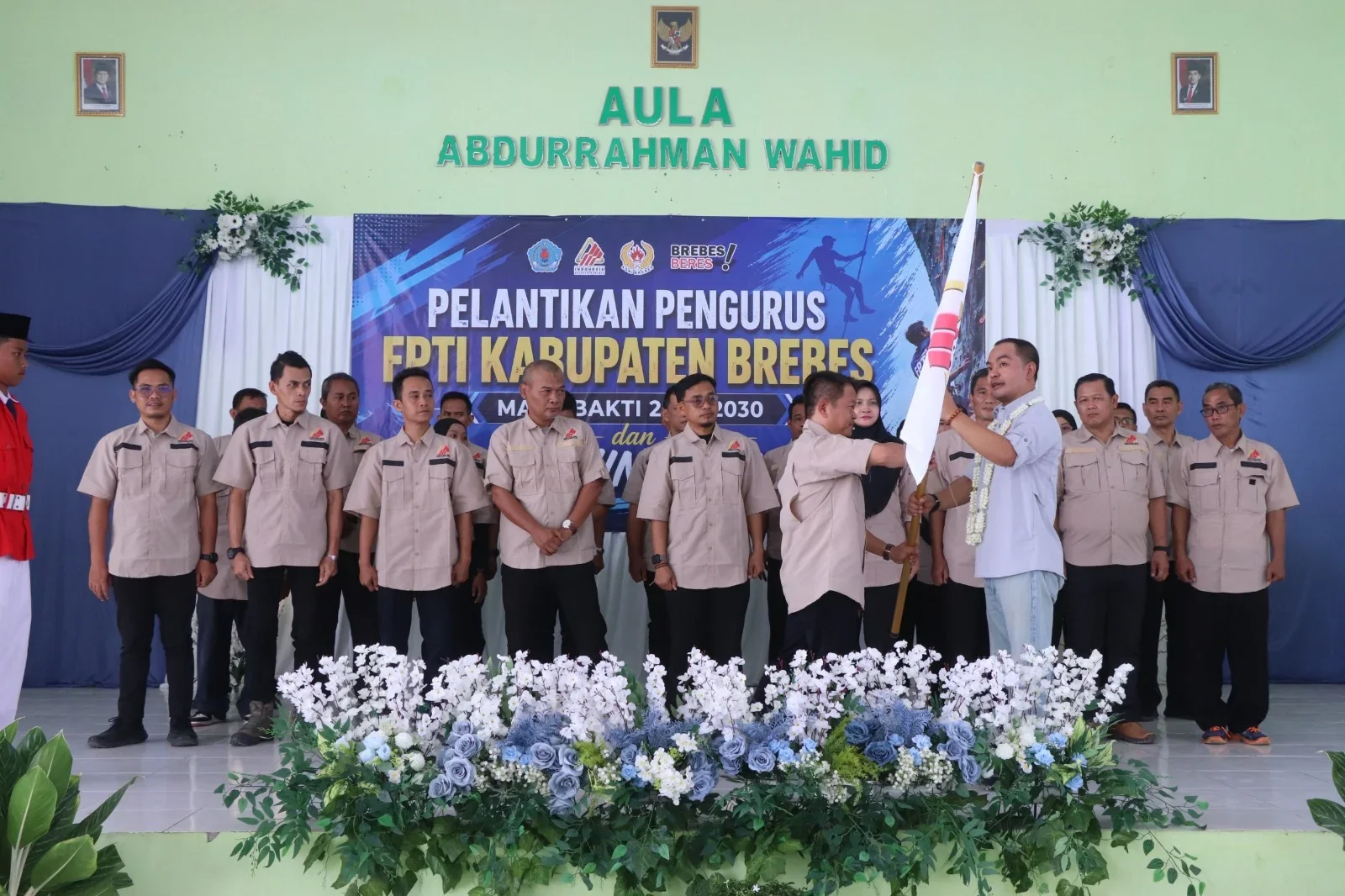 Pengurus FPTI Brebes melaksanakan proses pelantikan.