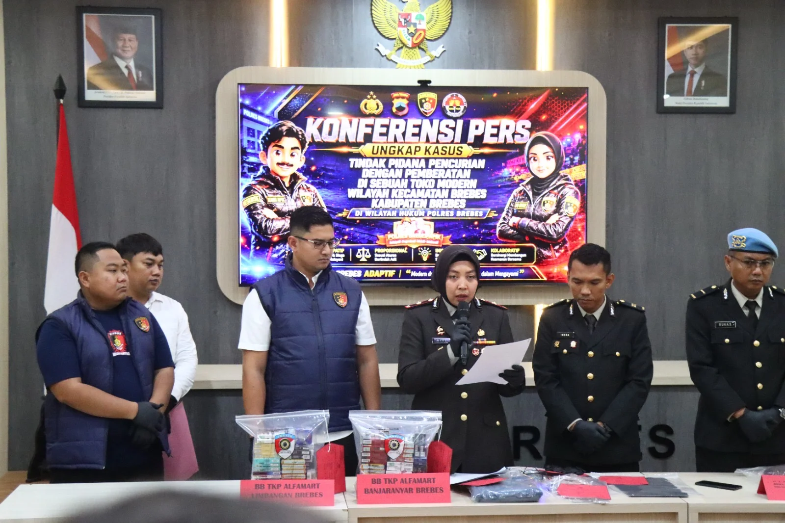 Wakapolres Brebes, Kompol Ryke Rhimadhila menunjukan barang bukti saat konferensi pers ungkap kasus.
