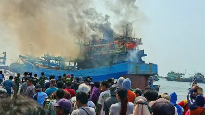 Breaking News : Kapal Terbakar di Pelabuhan Tegal