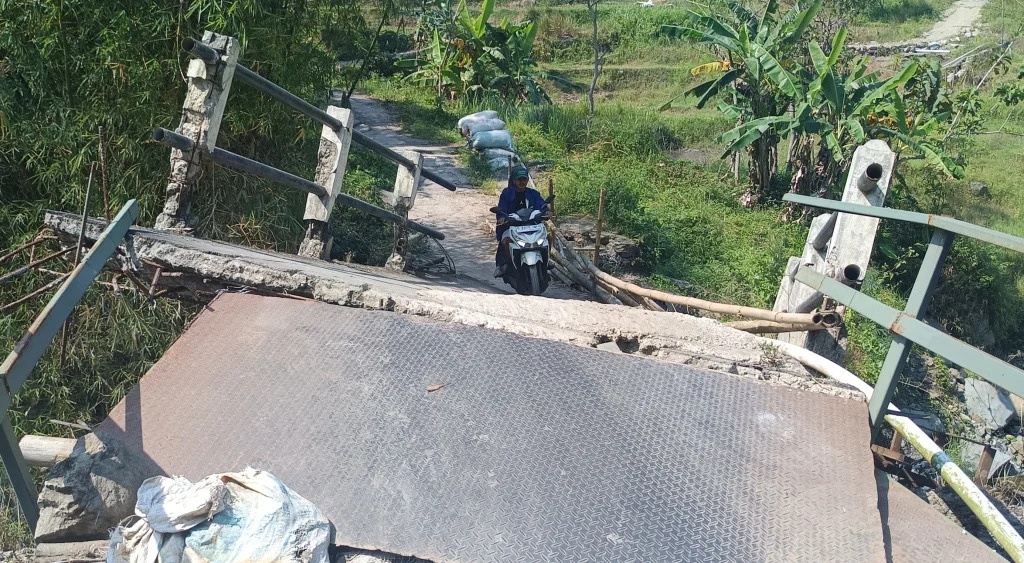 Kerusakan Makin Parah, Warga Mlayang Brebes Tunggu Perbaikan Jembatan Keruhbehet