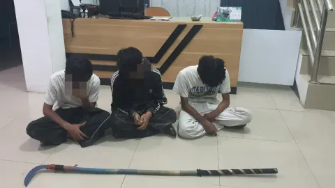 Diduga Hendak Tawuran, Tiga Remaja Bersenjata Tajam Diamankan Warga dan Diserahkan ke Polsek Wiradesa Pekalongan