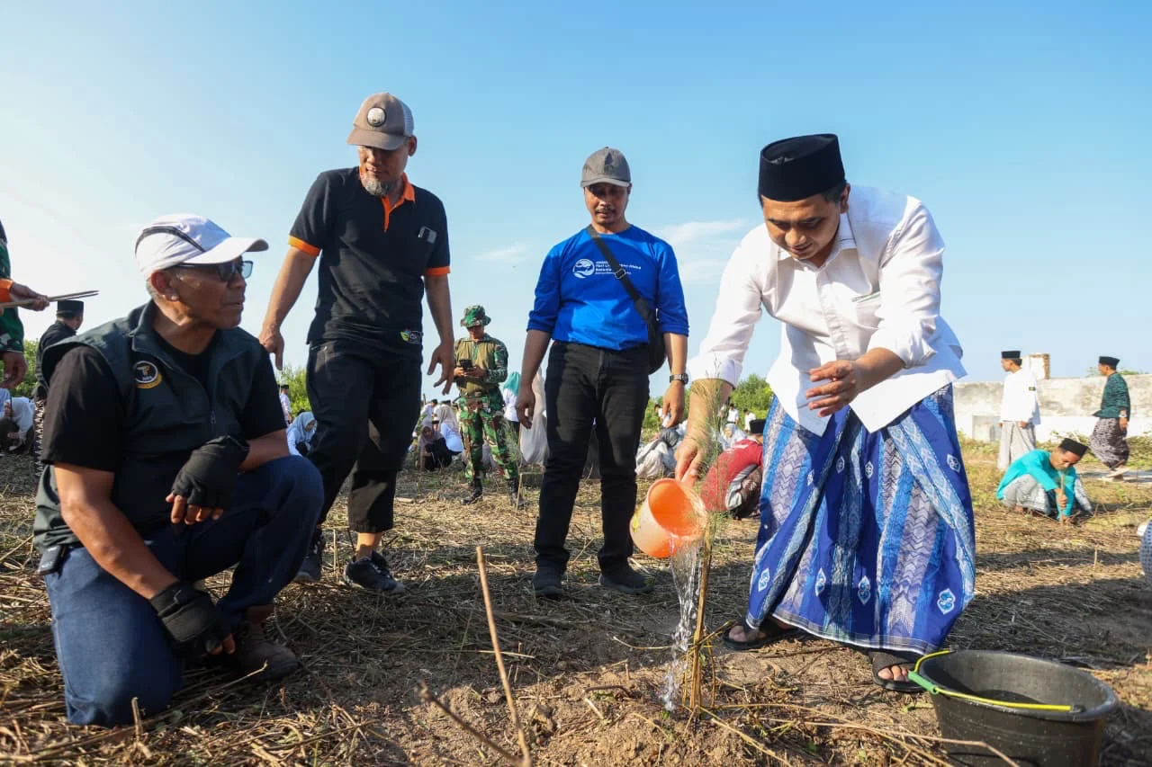Wagub Jateng Taj Yasin Ajak Ratusan Santri Tanam Mangrove di Pesisir Pantai Rembang