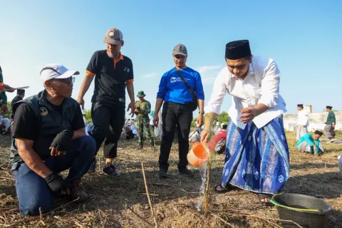 Wagub Jateng Taj Yasin Ajak Ratusan Santri Tanam Mangrove di Pesisir Pantai Rembang